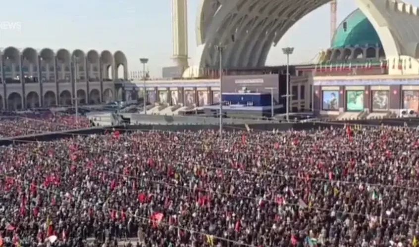 آلاف الإيرانيين يلقون النظرة الأخيرة على جثمان خامنئي في مصلى الخميني 846x500