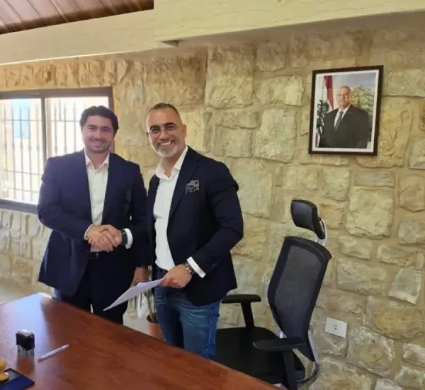 بلدية دفون توقّع اتفاقية لإطلاق مشروع تغذية كهربائية بديلة بالتعاون مع شركة دينامو 600x551