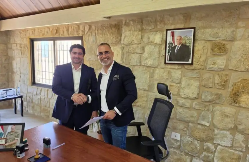بلدية دفون توقّع اتفاقية لإطلاق مشروع تغذية كهربائية بديلة بالتعاون مع شركة دينامو