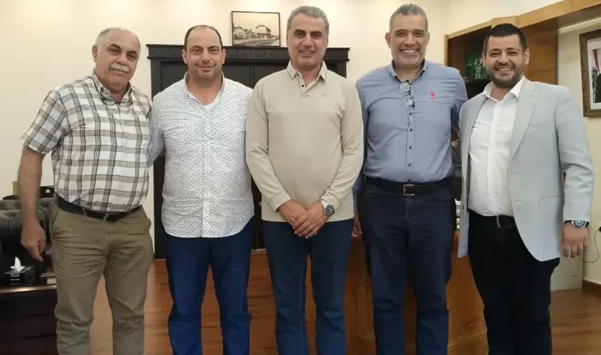 وفد من جمعية تجار وصناعيي الغرب يبحث مع مدير عام سكك الحديد والنقل المشترك تعزيز خدمات النقل في المنطقة 846x500