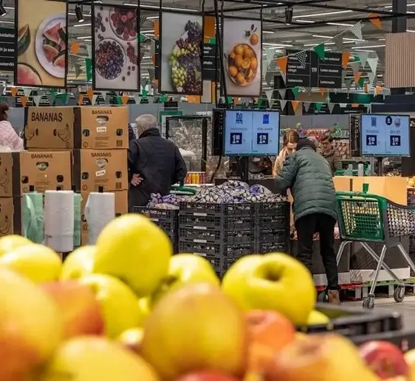 بلومبرغ تحذر  الحروب والمناخ يهددان بارتفاع قياسي في أسعار الغذاء العالمي 600x551