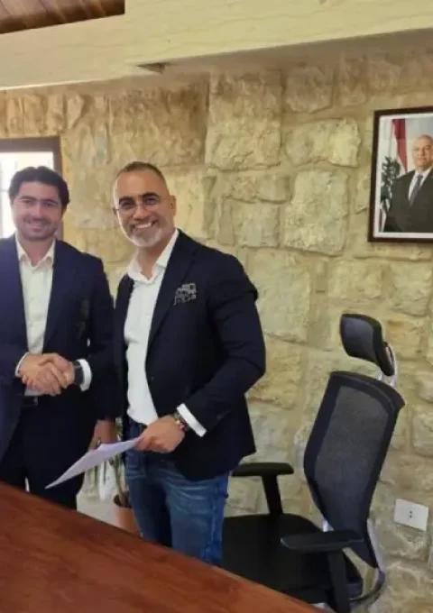 بلدية دفون توقّع اتفاقية لإطلاق مشروع تغذية كهربائية بديلة بالتعاون مع شركة دينامو